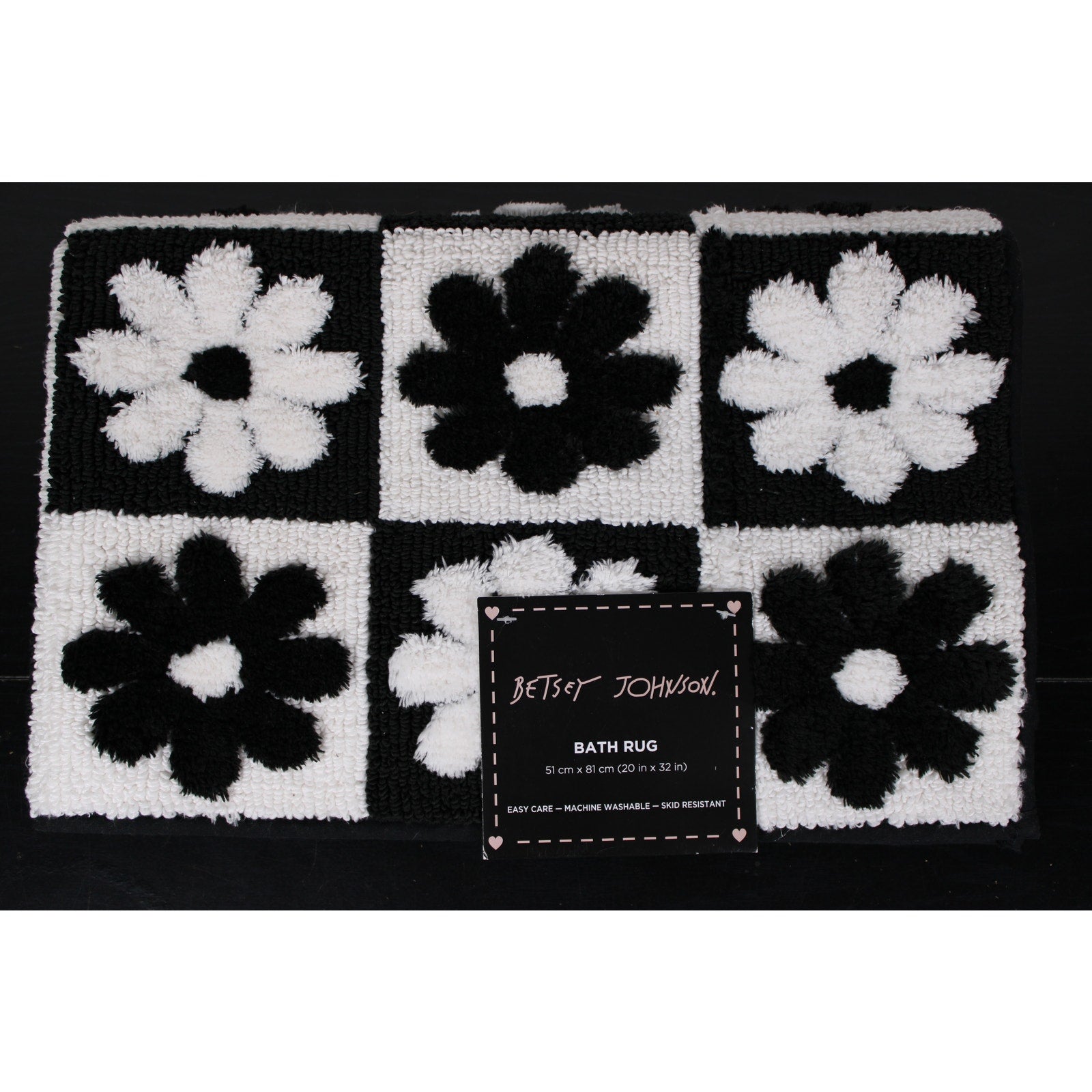 BETSEY JOHNSON, BLACK & WHITE DAISY CHECKER DESIGN BATH RUG - 20"X32"