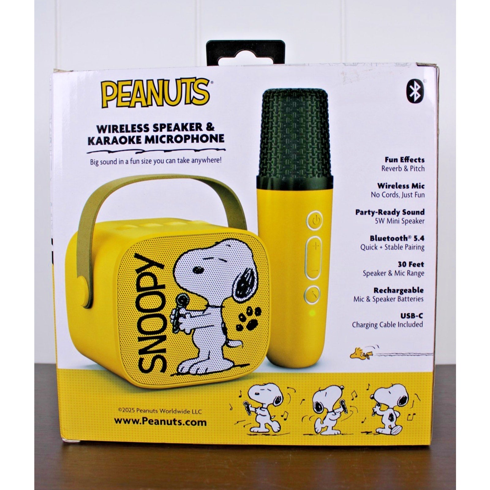 NEW Peanuts Snoopy Wireless Speaker & Karaoke Microphone Set Portable