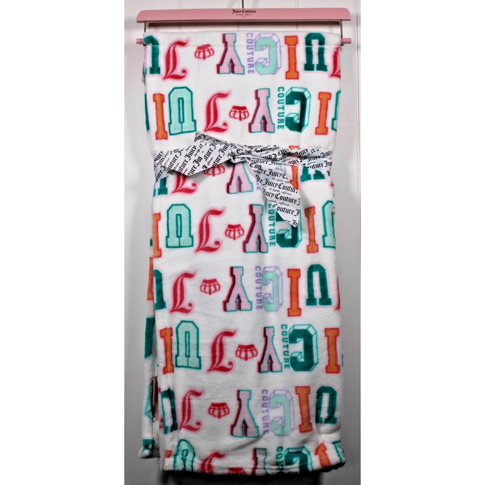 JUICY COUTURE PLUSH PRINTED THROW 50" X 60" JUICY COUTURE with CROWNS
