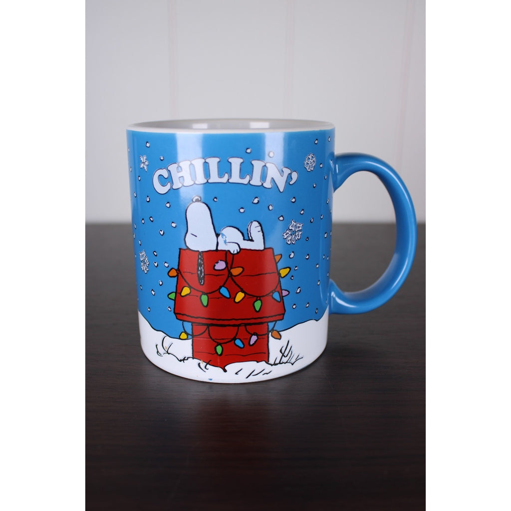 Peanuts Snoopy "Chillin" Doghouse Christmas Light Snowflakes Ceramic Mug 20 oz