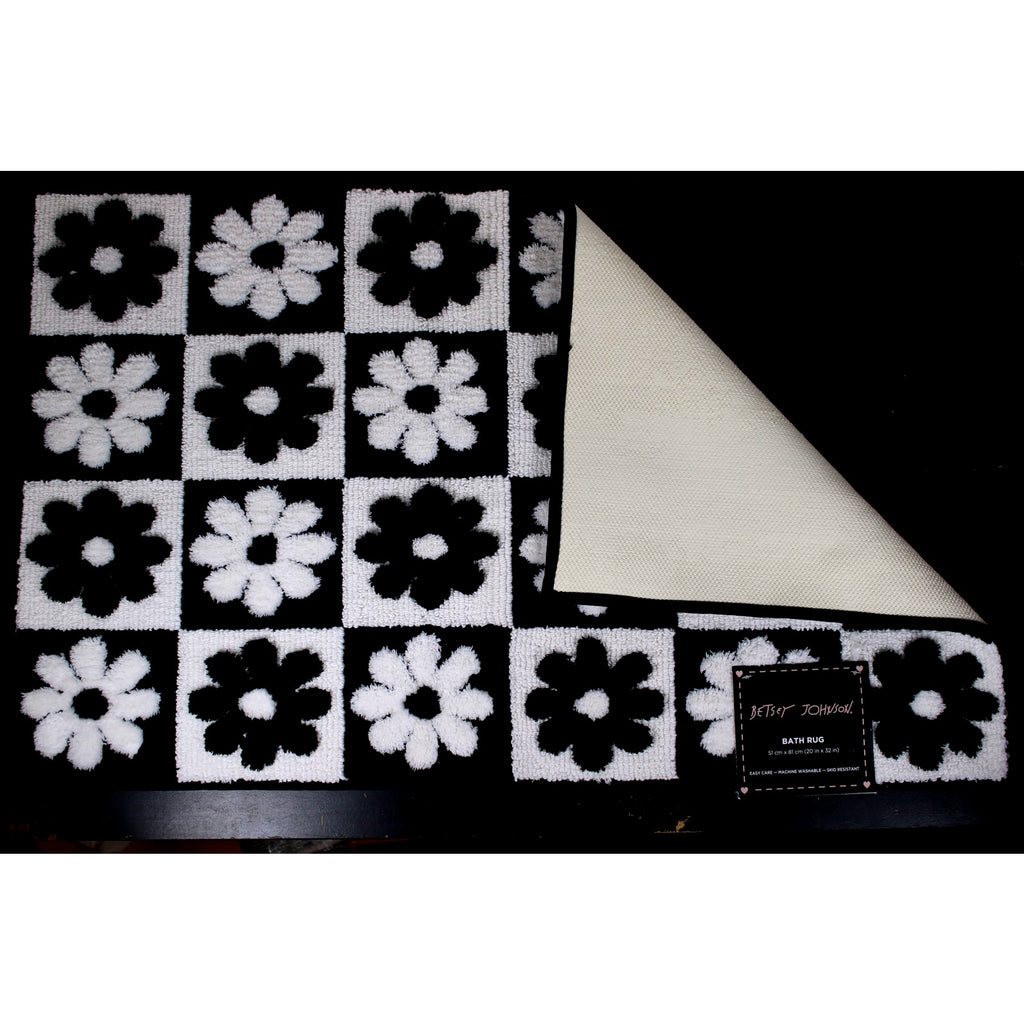 BETSEY JOHNSON, BLACK & WHITE DAISY CHECKER DESIGN BATH RUG - 20"X32"