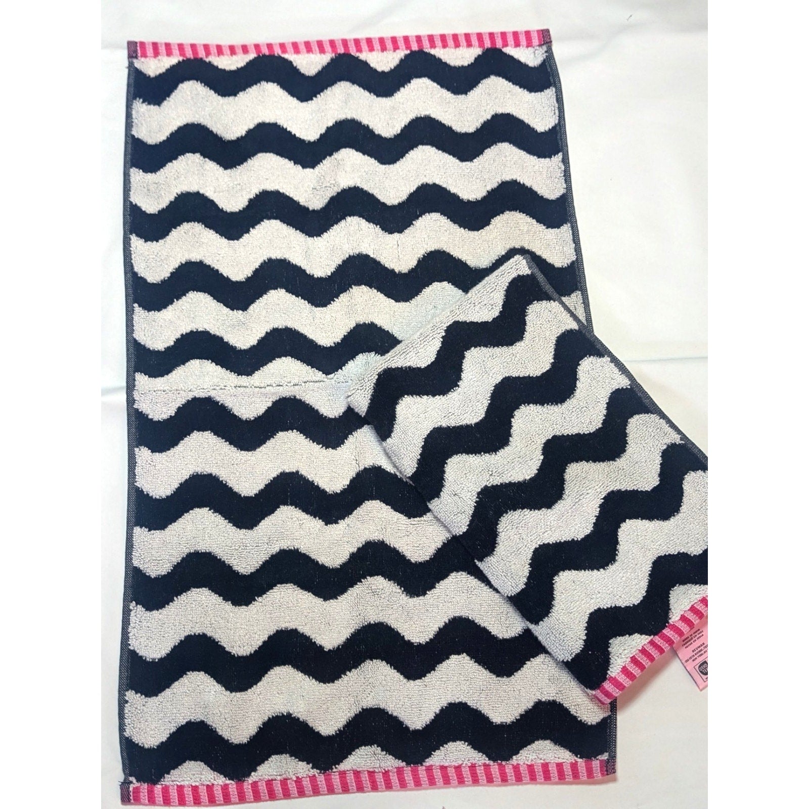 Betsey Johnson - "Betsey Wave" 2 HAND TOWEL SET 16" x 26" (RARE)