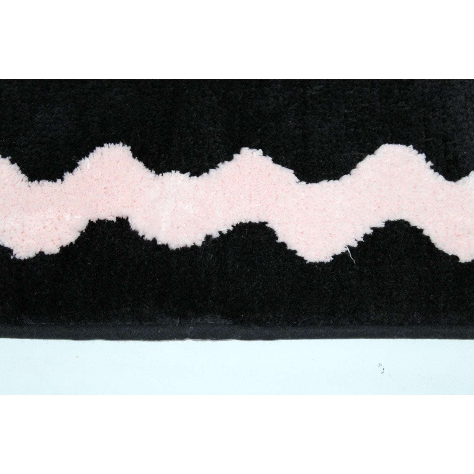 Betsey Johnson Pink wavy line Black Bath Rug 20 x 32 NEW