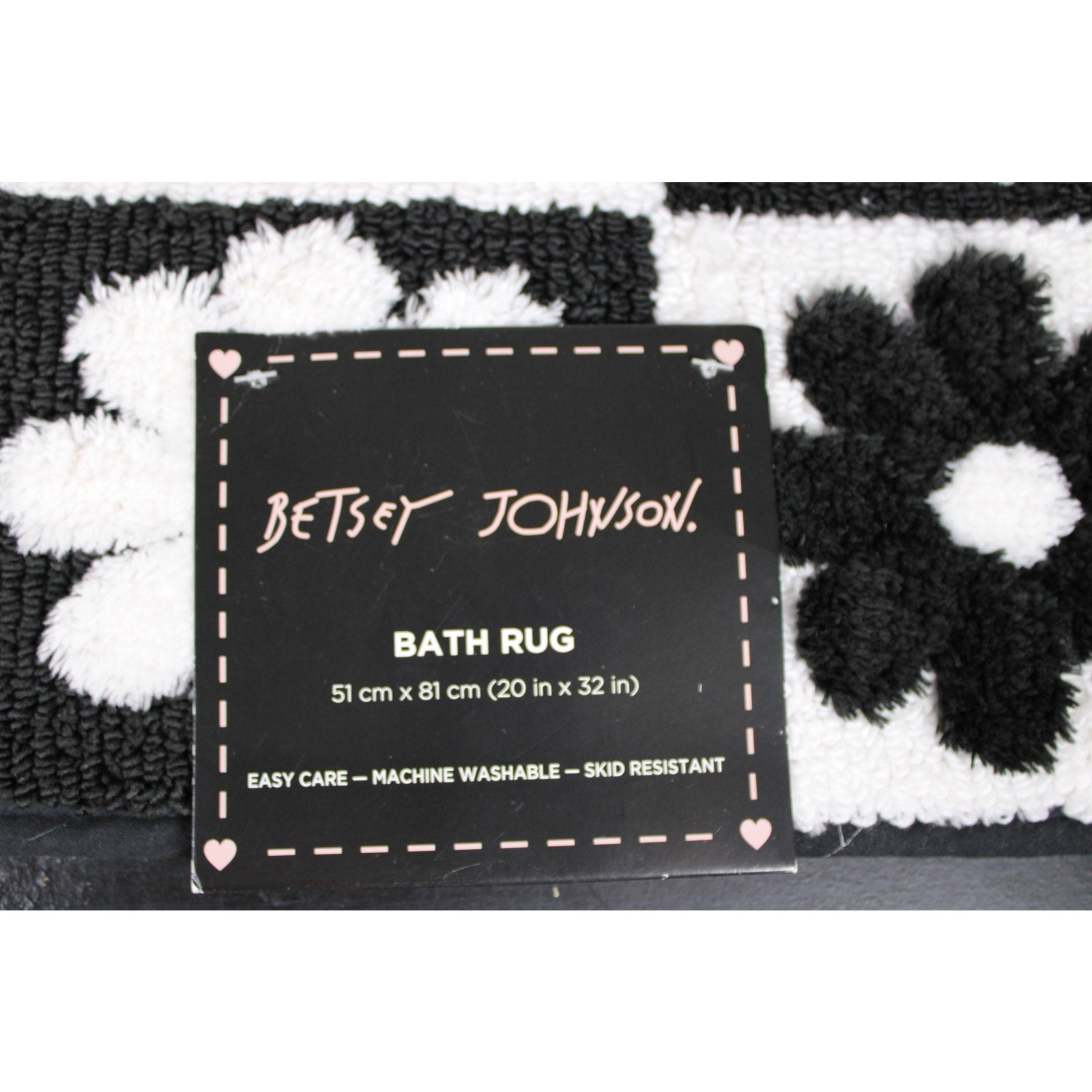 BETSEY JOHNSON, BLACK & WHITE DAISY CHECKER DESIGN BATH RUG - 20"X32"